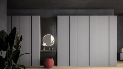 Swing door wardrobe with Aries door. Interior in Cotton, doors in matt lacquered Basalt. 300x260.