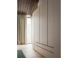 Hinged wardrobe with recessed handle door. Internal Cotton, doors and handles in matte lacquered Sand.