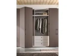 Hinged wardrobe, central doors with foldaway opening. Interior in cotton, doors and handles in clay.