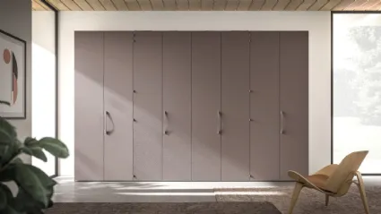 Swing door wardrobe, central doors with fold-out opening. Interior in cotton, doors and handles in clay.