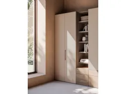 Hinged wardrobe with smooth door, cotton interior, drawers and open element in textured walnut.