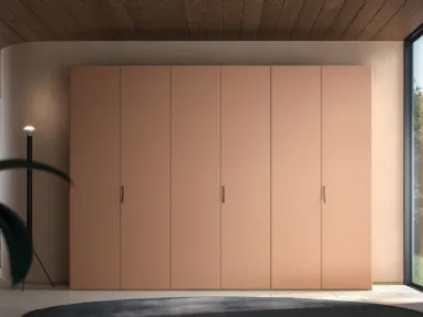 Hinged wardrobe with smooth door, interior in oak, doors in matte lacquered copper.