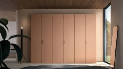 Hinged wardrobe with smooth door, interior in oak, doors in matte lacquered copper.