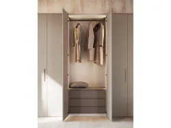 Hinged wardrobe in Tortora melamine and recessed handle in matte lacquered Ecru.