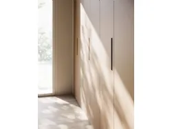 Hinged wardrobe in Melamine Tortora with recessed handle in matte lacquered Ecru.