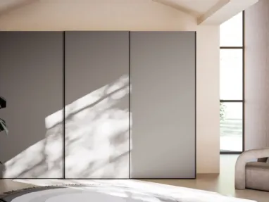 Sliding wardrobe with Gola door. Interior in cotton, doors and Gola handles in matte lacquered Titanium.