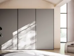 Sliding wardrobe with Gola door. Interior in cotton, doors and Gola handles in matte lacquered Titanium.