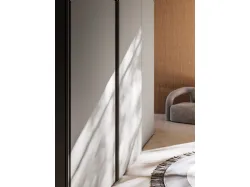 Sliding wardrobe with handleless door. Interior in cotton, doors and handles in matt lacquered titanium.