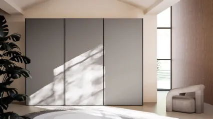 Sliding wardrobe with Gola door. Interior in cotton, doors and Gola handles in matte lacquered Titanium.