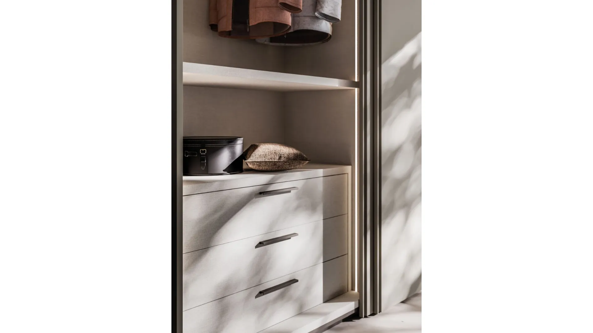 Sliding wardrobe with Gola door. Interior in cotton, doors and Gola handles in matte lacquered Titanium.