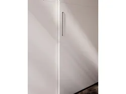 Sliding wardrobe with split door. Interior in cotton, doors and handles in matt lacquered Pearl.