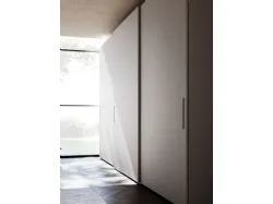 Sliding wardrobe with Split door. Interior in Cotton, doors and handles in matte lacquered Pearl.