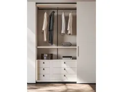 Sliding wardrobe with Split door. Interior in Cotton, doors and handles in matt Pearl lacquer.