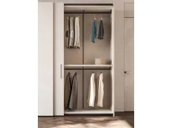 Sliding wardrobe with Split door. Interior in cotton, doors and handles in matte lacquered Pearl.