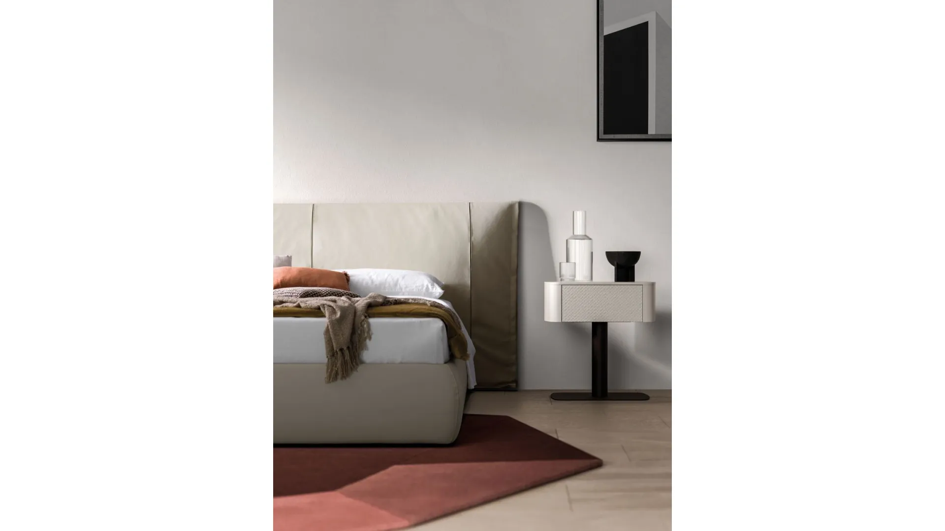 Double bedroom complete with Lavinia model bed 160x200, finishes in matte lacquered white.