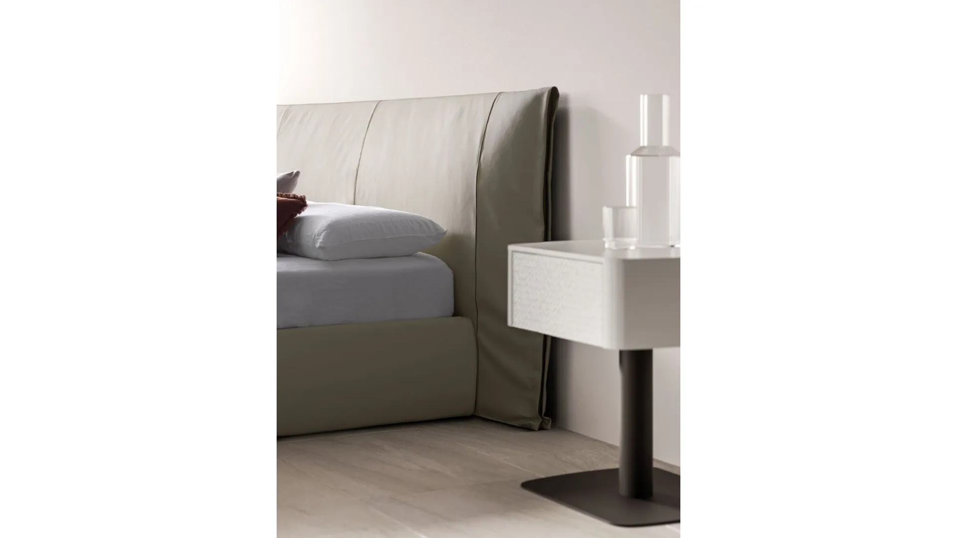 Double bedroom complete with Lavinia 160x200 bed model, matte lacquered finish in White color.