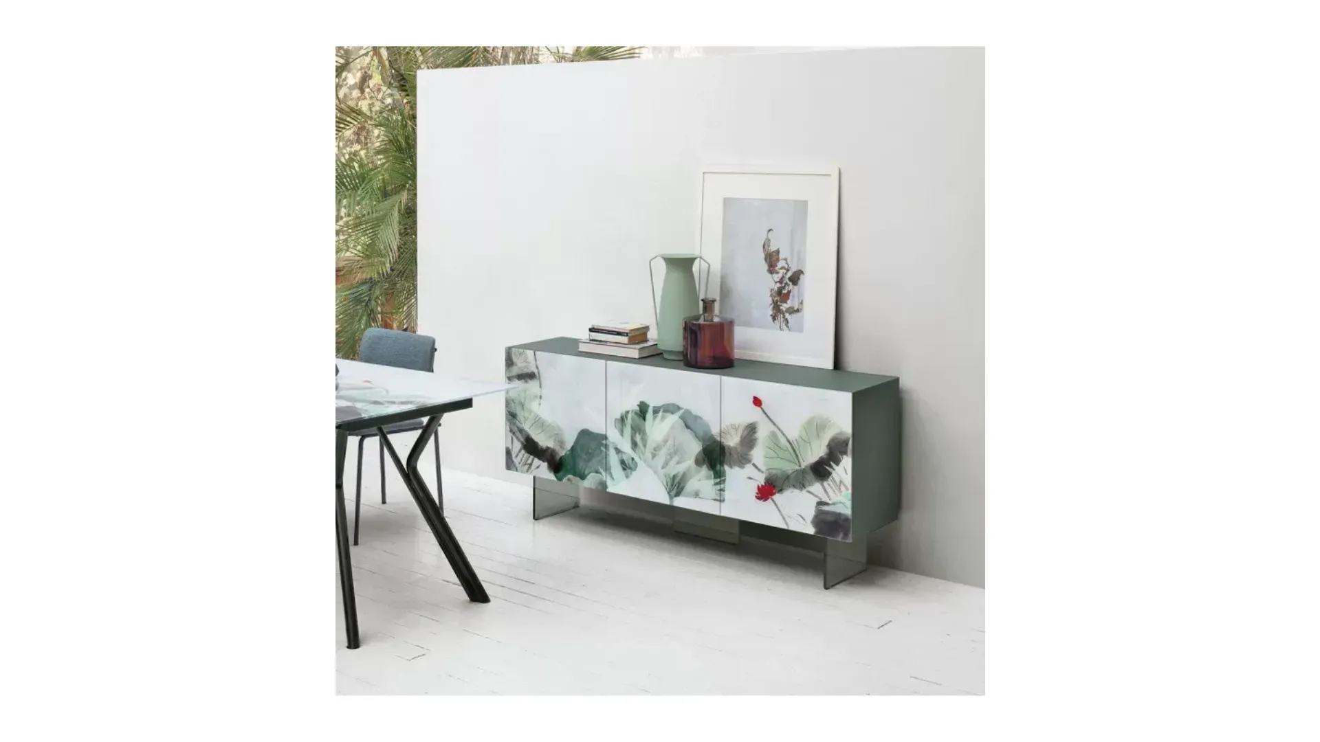 Dafne media cabinet with 3 decorated glass doors.