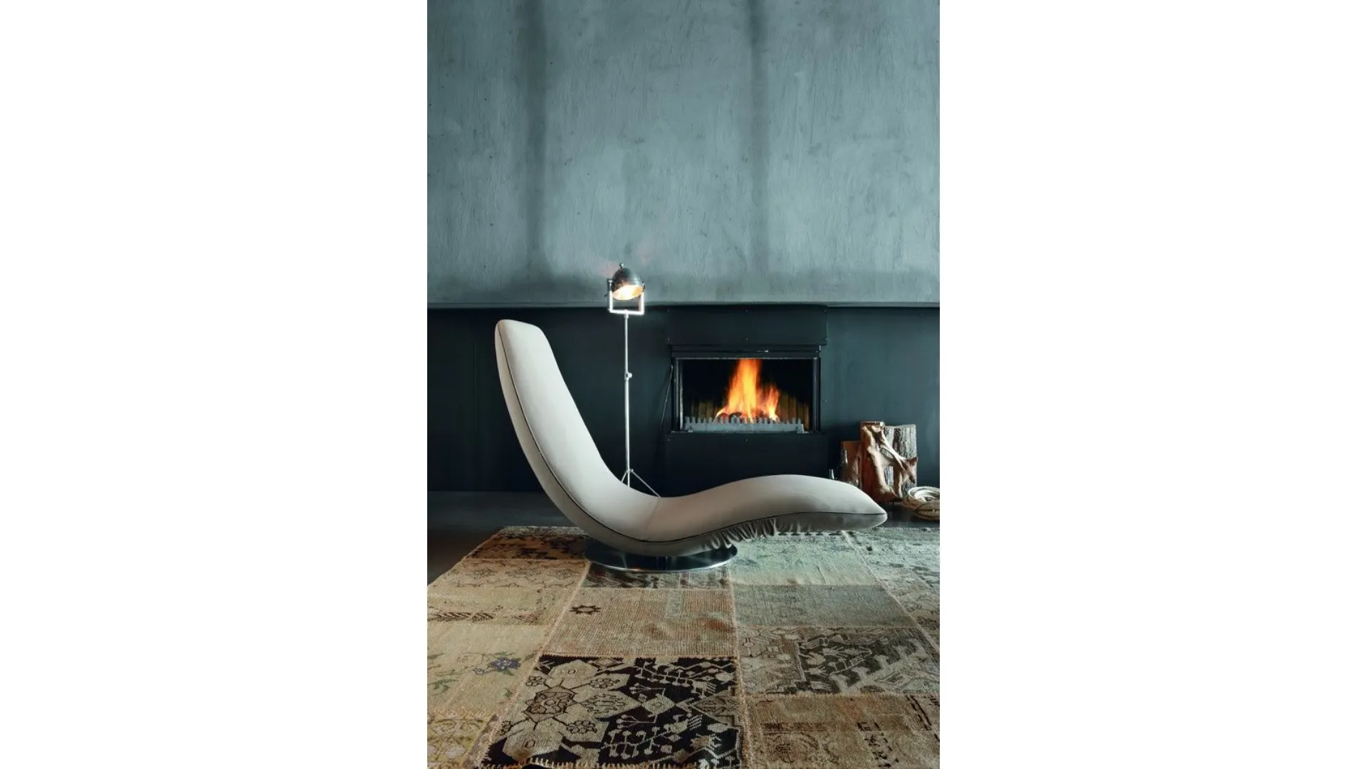 Leather chaise longue by Tonin Casa.